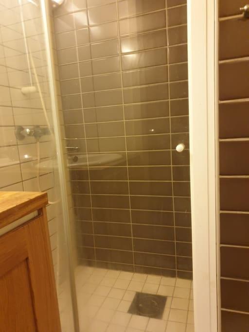 Rimelig Kjellerleilighet Med Parkering - Ahotel No Apartamento